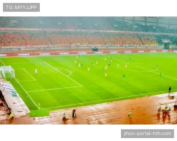 大雨滂沃,埃兰路球场草皮状况影响双方技术发挥 大雨滂沃,埃兰路球场草皮状况影响双方技术发挥