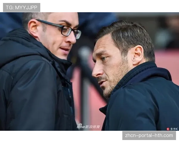 告别时刻：赛前热身时，看台响起“只有一个托蒂”的歌声